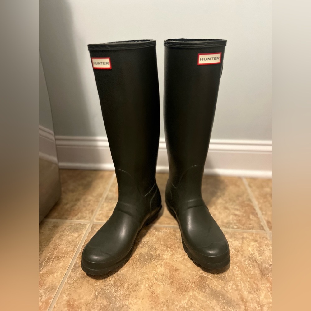 Hunter rain boots size 8 green